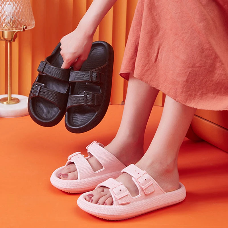 Chinelo na Nuvem com Fivela Estiloso